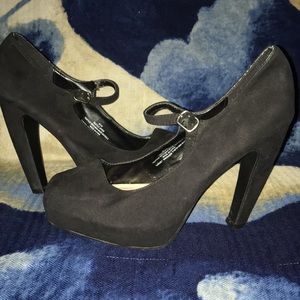 Comfy strappy black pump